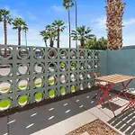 Large Studio Rooftop & Poolside - Walk To Old Town