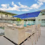 Large Studio Rooftop & Poolside - Walk To Old Town